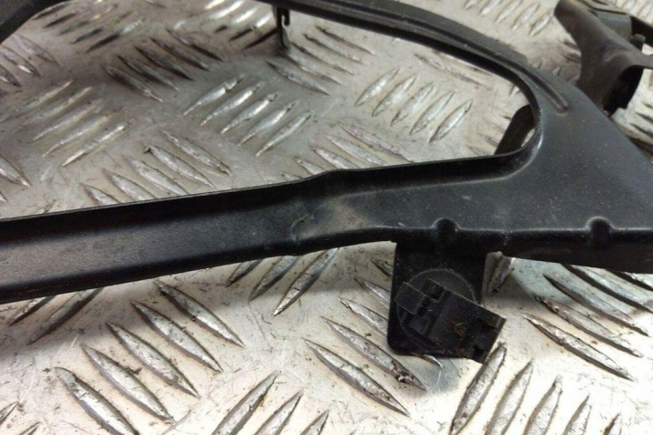 FIXATION AVANT DROIT GARDE-BOUE BMW 7 (F01, F02) 7184180 4.0L
