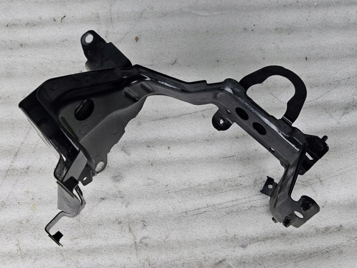 SUPPORT GARDE-BOUE DROIT AVANT AUDI Q8 4M8821132C 4M8821138