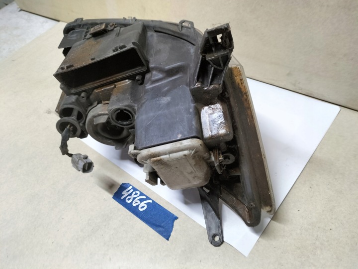 TOYOTA AVENSIS T25 LIFT PROJECTEUR GAUCHE (SZCZECIN-GORZOW- POZNAŃ 4866