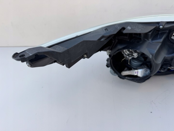TOYOTA AVENSIS T27 III 3 09R- PHARE GAUCHE AVANT GAUCHE AVANT 81158-05310