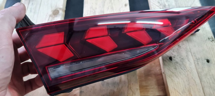 S3 8Y A3 LIFT PHARE LED GAUCHE GAUCHE ARRIÈRE DANS COUVERCLE DE COFFRE 25R 8Y0945307A