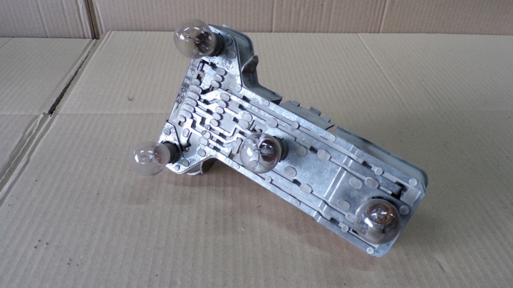 PASSAT B5 DOUILLE D'AMPOULE DROIT ARRIÈRE BERLINE 3B5945257