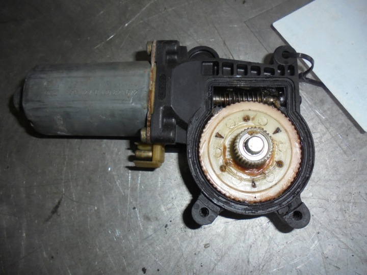 PETIT MOTEUR VITRES TP MERCEDES W210 0130821672