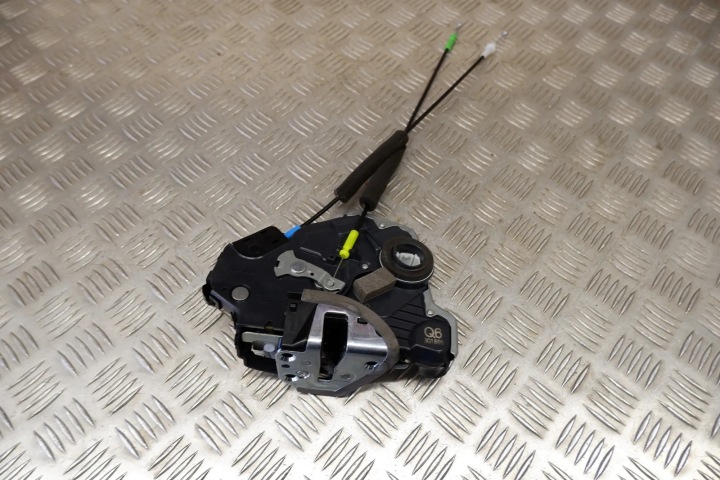 SERRURE DROITS AVANT PORTES TOYOTA 6903002250 1.8L HYBRID 90KW 2023