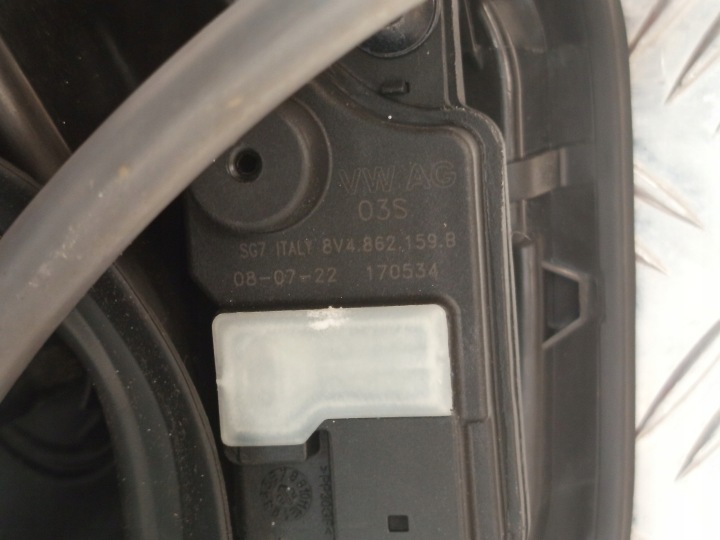 AUDI Q3 RED CLAPET GOULOTTE DE REMPLISSAGE CARBURANTS 83F809906