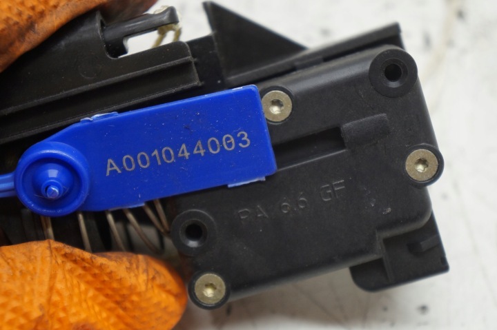 SERVOMOTEUR BOUCHONS GOULOTTE DE REMPLISSAGE CARBURANTS VOLVO C70 I 8611387