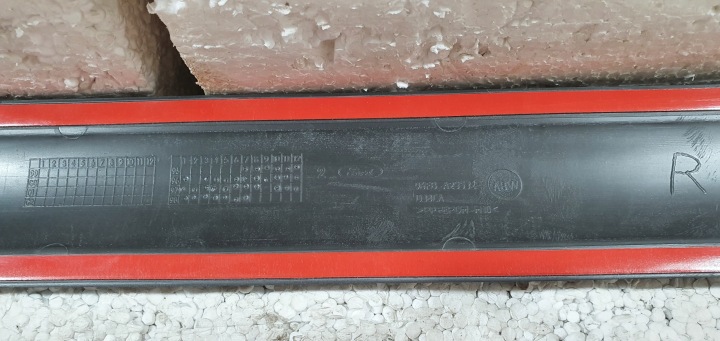 FORD FIESTA MK4 MOULURE PORTES DROITE ARRIÈRE NEUF ORIGINE