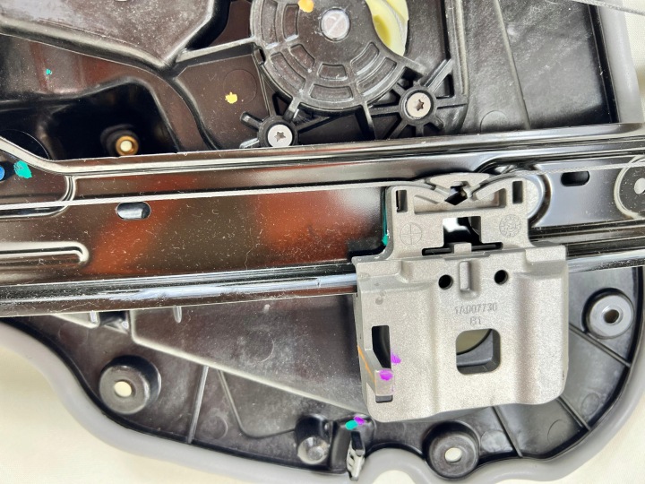 ÉLÉVATEUR VITRES GAUCHE ARRIÈRE TESLA 3 23 1773981-00-G CAPTEUR AIRBAG 1036762-00B