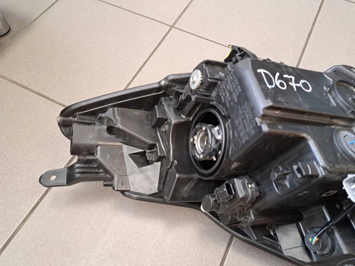TOYOTA YARIS PHARE DROITE 2019 D670