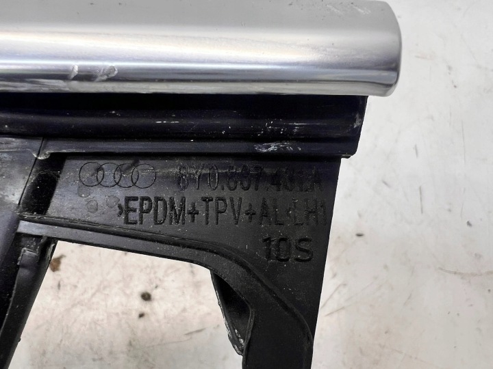 JOINT D'ÉTANCHÉITÉ PORTES MOULURE CHROME GAUCHE AVANT AUDI A3 8Y 8Y0837431A