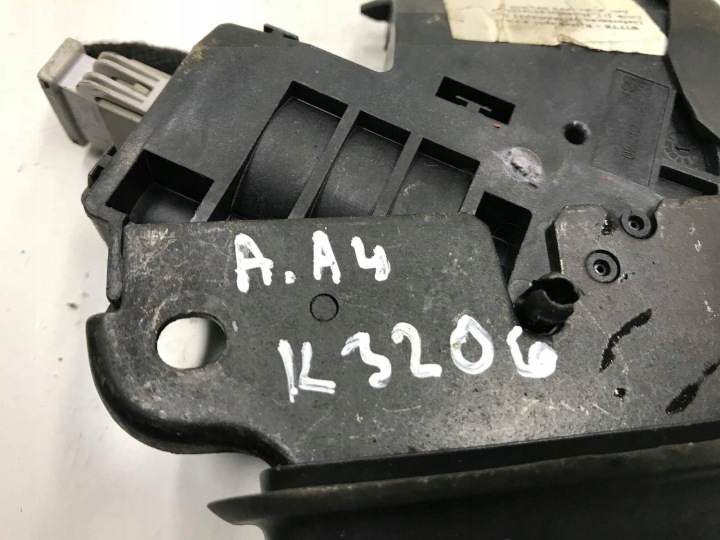 AUDI A4 S4 B7 8E 8H 2005 SERRURE COUVERCLES DE COFFRE ARRIÈRE COUVERCLES DE COFFRE 4E0827645