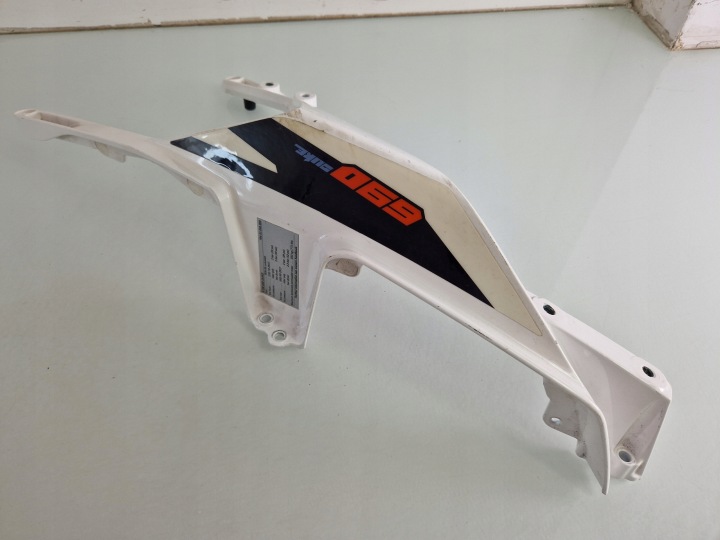 G935 KTM 690 DUKE PLASTIQUE CÔTÉ DROIT CHÂSSIS 12-17