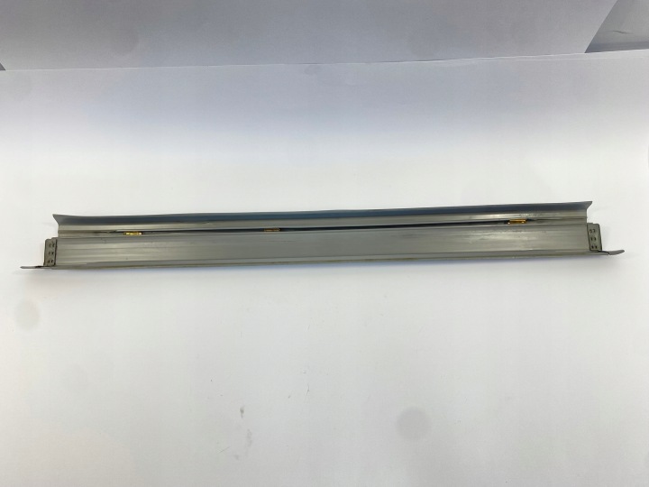 MOULURE SEUIL REVÊTEMENT SEUIL MERCEDES W201 190 AVANT DROITE GAUCHE SIWA EN BON ÉTAT