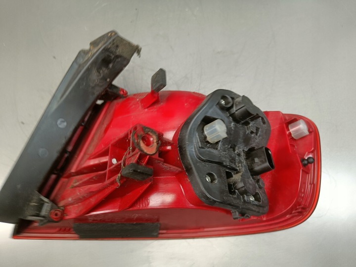 PHARE GAUCHE ARRIÈRE ARRIÈRE GARDE-BOUE BERLINE AUDI A4 B8 8K5945095D