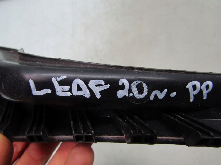 LEAF II 20R FINITION PLASTIQUE DROIT ANGLE DROIT BOUCHON 668945SJ0A