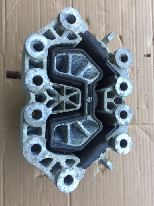 ISOLATEUR DRGAN MOTEUR GAUCHE AVANT 2592762 SCANIA NTG R/S