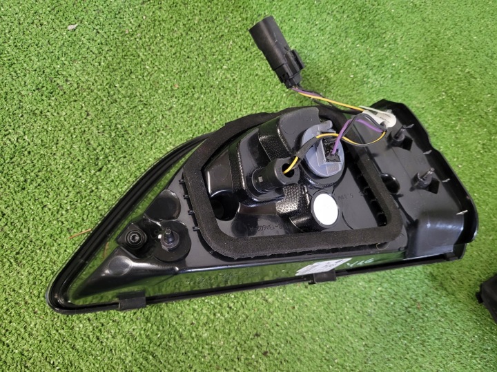 FORD KUGA MK3 III PHARE ARRIÈRE DROIT ARRIÈRE DROITE LV4B13A602AN LV4B13404BF