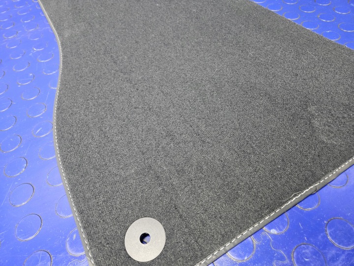TAPIS WELUROWY AVANT GAUCHE AUDI A5 F5 CABRIO GAUCHE AVANT OEM 8W2863713