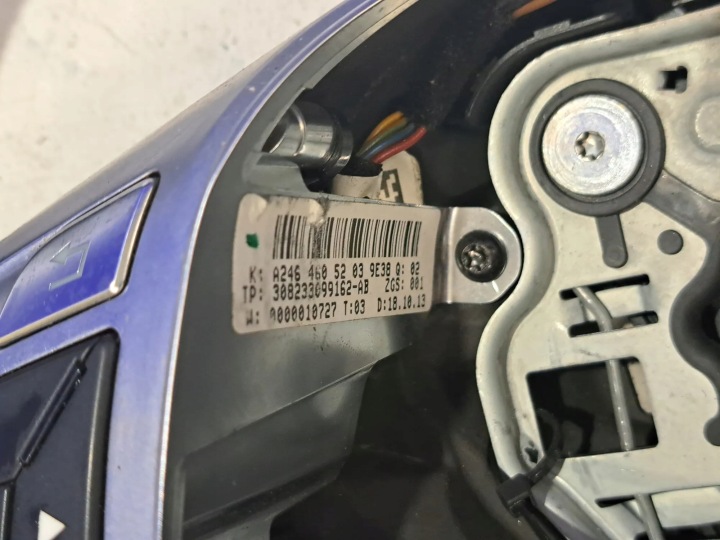 VOLANT MERCEDES-BENZ C (W204) A2464605203 33151712 2.1L 100KW 2013