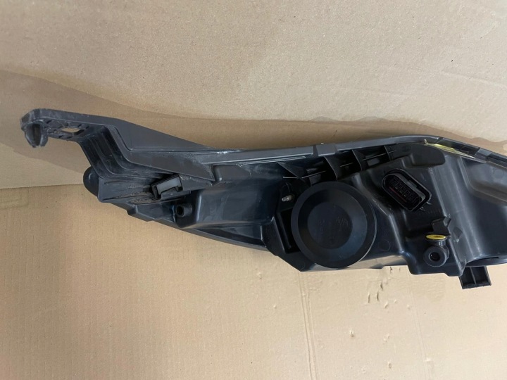 PHARE AVANT GAUCHE FORD FIESTA MK7 8A61-13W030-AE