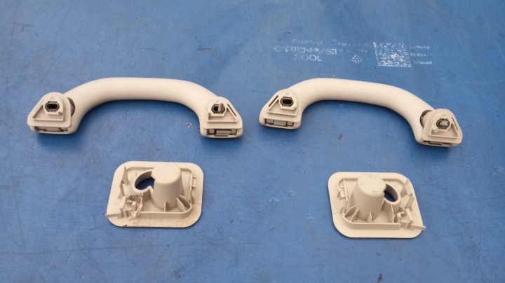 2K0857607E VW CADDY III 3 2K POIGNÉE MANIVELLE PLAFONNIERS FIXATION ENSEMBLE GAUCHE DROIT