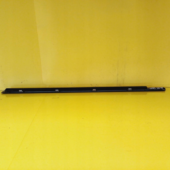 MOULURE RACLOIR DROIT AVANT MERCEDES ESSENCE C W203 BERLINE NR214