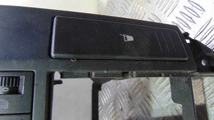POIGNÉE SUR BOISSONS CONSOLE GRILLE CONDUIT D'AIR VW POLO IV 9N 6Q0858
