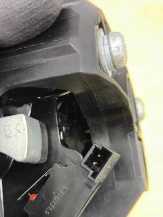 POIGNÉE COUVERCLES DE COFFRE COUVERCLES DE COFFRE BMW 1 (F20) 7270728 2.0L DIESEL 2012