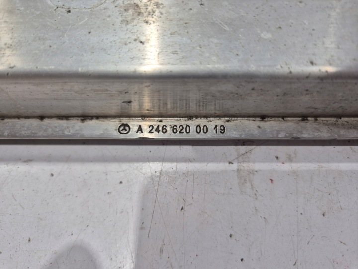 POUTRE SOUS RADIATEURS ZONES COMPRESSION MERCEDES B-KLASA W246 CLA W117 GLA X156