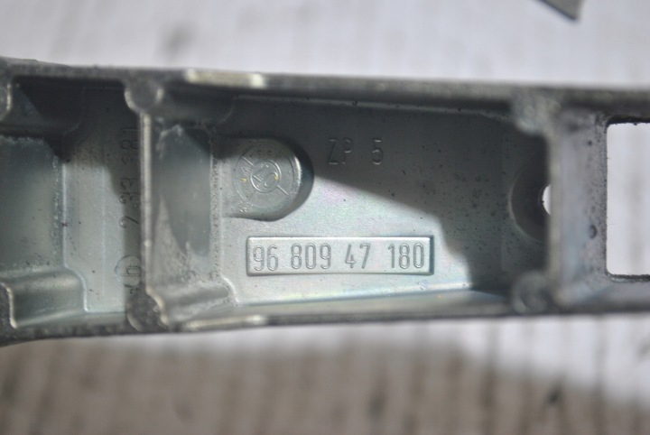 FIXATION POIGNÉES PEUGEOT 407 DROIT 9680947180