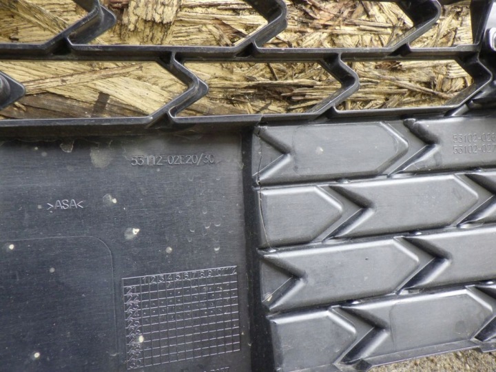 TOYOTA COROLLA E21 HAYON UNIVERSEL LIFT 23- GRILLE PARE-CHOCS