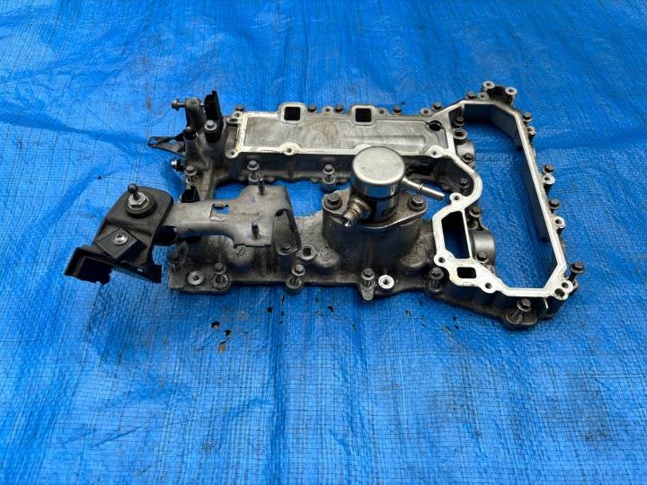 PEUGET 208 II COUVERCLE DE SOUPAPES AVEC POMPE CARBURANTS 1.2 THP HN05