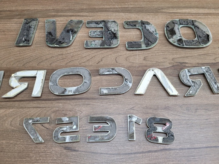 INSIGNE EMBLÈME INSCRIPTION LOGO SUR CAPOT CÔTÉ IVECO EUROCARGO 75E18