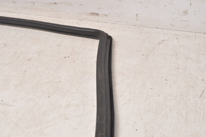 MERCEDES W123 MOULURE VITRES AVANT AVANT