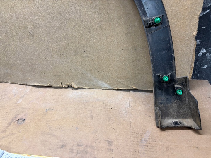 MOULURE GARDE-BOUE DROIT AVANT BYD ATT0 3 YUAN PLUS