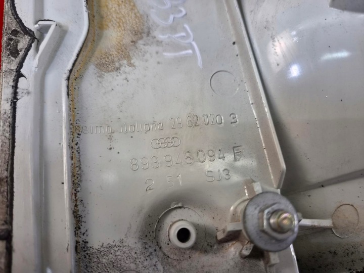 PHARE DANS COUVERCLE DE COFFRE COUVERCLES DE COFFRE COUVERCLES DE COFFRE DROITE AUDI 80 B3 893945094F