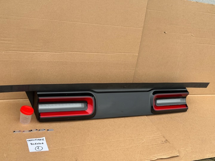 DODGE CHALLENGER CACHE ARRIÈRE PHARE 2015+ PERFEKCYJNA
