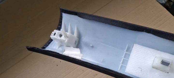 A4 B9 8W LIFT PROTECTION MONTANTS PARE-BRISE A DROIT AVANT SLINE 8W0867234D