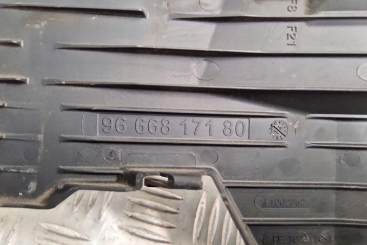 COUVERCLE BOÎTES FUSIBLES PEUGEOT 508 9666817180 2.0L DIESEL 2015