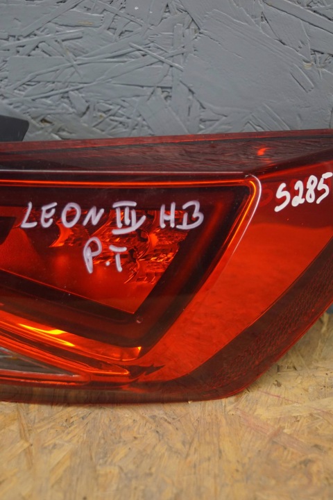 SEAT LEON III PHARE DROIT ARRIÈRE HAYON (S2851)