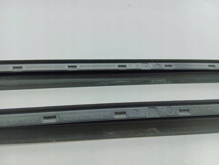 AUDI A3 8Y 2021 USZCZELKA/PRZESLONA VITRES AVANT 8Y0854328