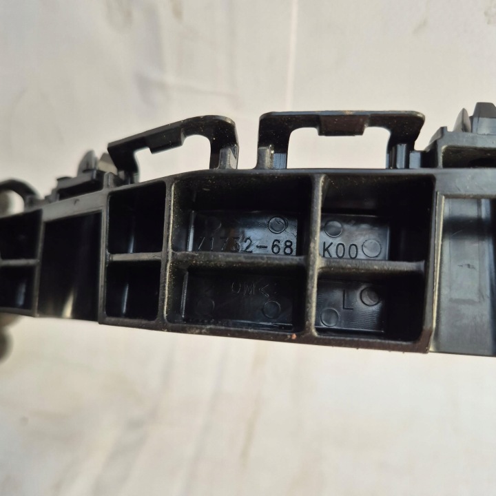 SUZUKI ALTO VI 08-14R. GLISSIÈRE FIXATION PARE-CHOCS GAUCHE AVANT 71732-68K00