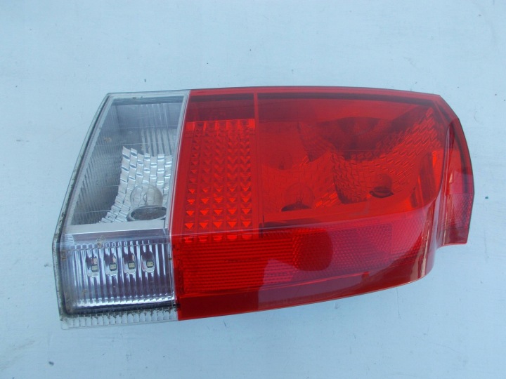 VOLVO V70 LIFT 2002 -2004 ARRIÈRE CÔTÉ DROITE PHARE ARRIÈRE LED