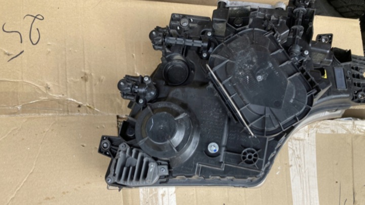 ACTROS V W367 PHARE DROITE AVANT PARFAITE A3678200161 ORIGINE