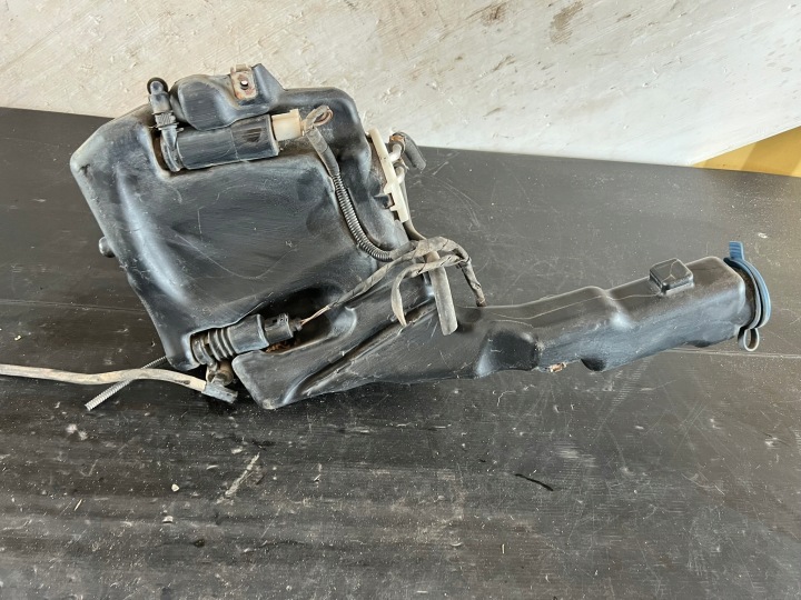 RÉSERVOIR LAVE-GLACE MERCEDES W218 A2048602260