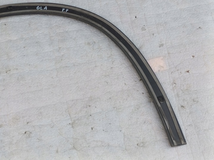 MOULURE AVANT DROITE MERCEDES GLA AVANT DROIT A156