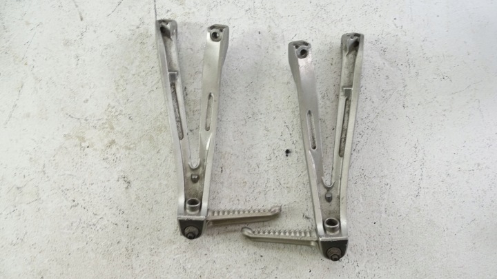 R586 YAMAHA YZF 1000 R1 RN19 R1RN19 SETY PODNOZKI ARRIÈRE PASSAGER JEU ORIGINAL