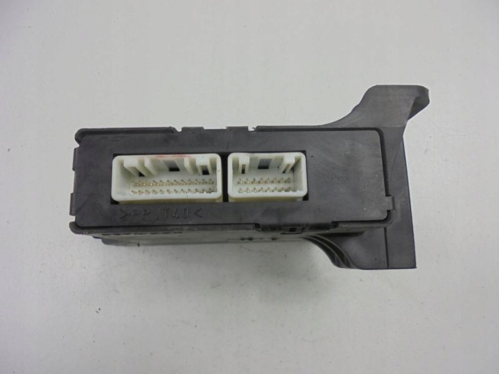 AURIS I E150 07-09 RELAIS MODULE 88650-02410