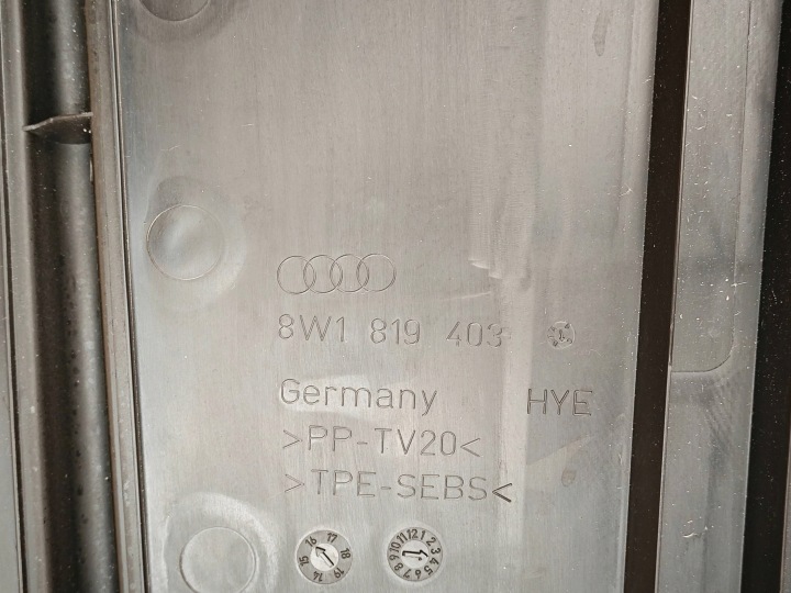 ORIGINE DOUBLURE DE PASSAGE DE ROUE SUPÉRIEUR AUDI A4 B9 8W 8W1819403 10KM