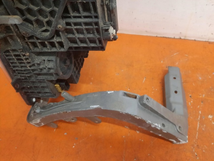 SCANIA AVEC R 17- PHARE DROITE AVANT PROJECTEUR DROIT AVANT